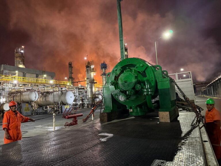 Entrega de turbocompresor en refinería — ECT